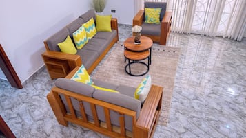 Departamento Confort, balcón, vista a la ciudad | Área de sala de estar