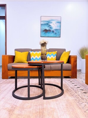 Apartamento conforto, sacada, vista para a cidade | Área de estar | TV de tela plana