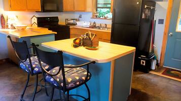 Mikroaaltouuni, uuni, liesi, astianpesukone