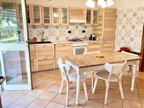 Microonde, forno, piano cottura, lavastoviglie