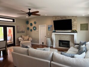 Télévision, cheminée