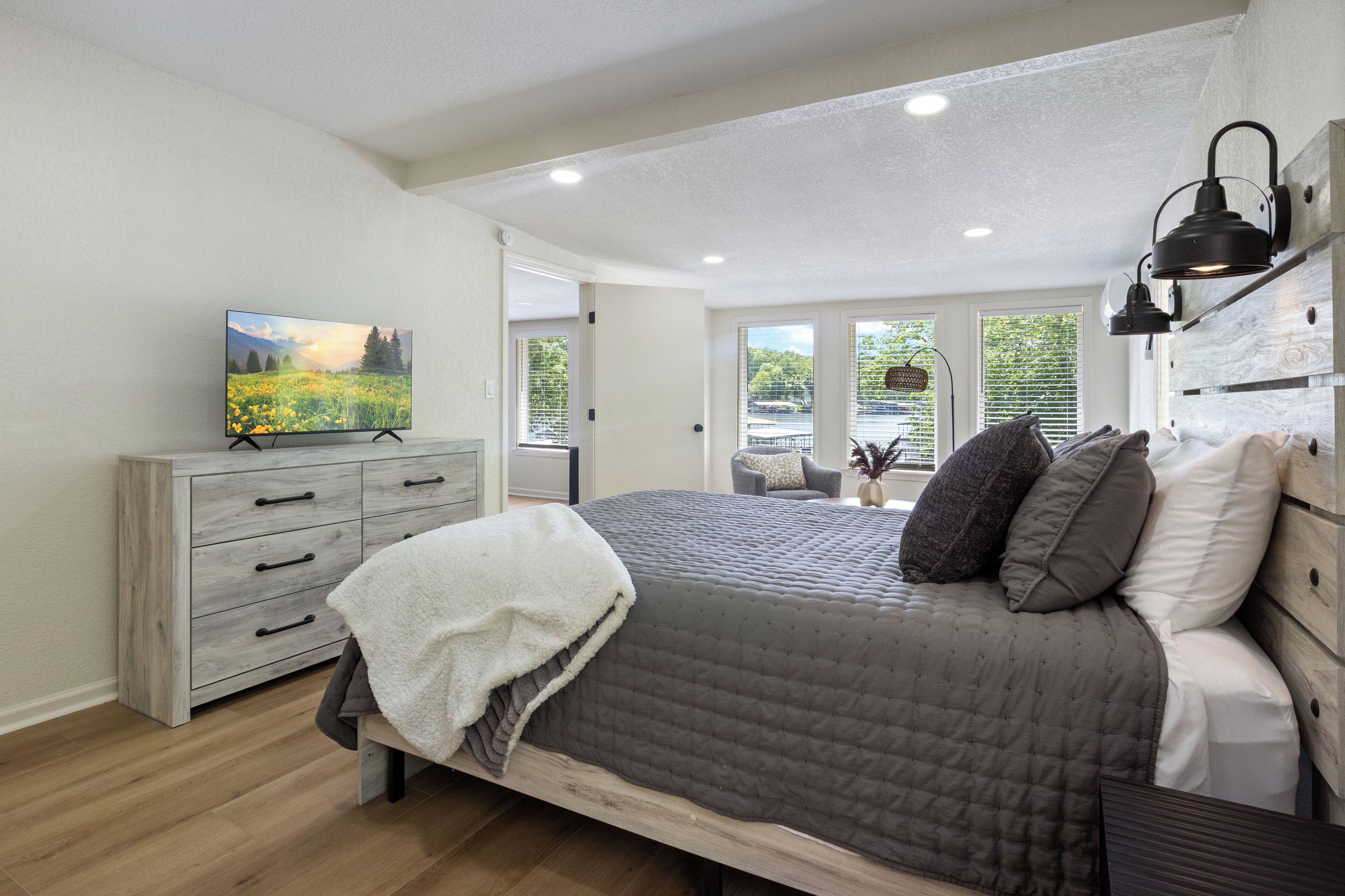 4 bedrooms, iron/ironing board, WiFi, bed sheets