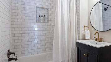 Serviettes fournies, savon, papier toilette