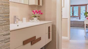 Dusche, Haartrockner, Bidet, Handtücher