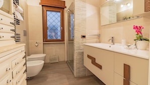 A modern bathroom with a toilet, bidet, and shower. - Caffarella Vacanze, comfort and relaxation a few minutes from the heart of Rome (Roma)