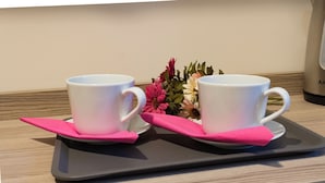 Two white cups on a black tray with pink napkins, placed on a wooden surface. - Caffarella Vacanze, comfort and relaxation a few minutes from the heart of Rome (Roma)