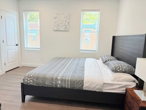 3 habitaciones, tabla de planchar con plancha, wifi y ropa de cama 