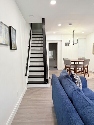 3-bedroom townhome in Philadelphia with AC, king bed, workspace, 80 TV, patio