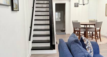 3-bedroom townhome in Philadelphia with AC, king bed, workspace, 80 TV, patio