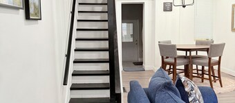 3 BD 2 BA townhome in Philadelphia with Central AC, king bed, 85" TV, patio