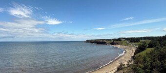 The 2 CC'S HIDEAWAY-Peaceful cabin situated directly on trail.