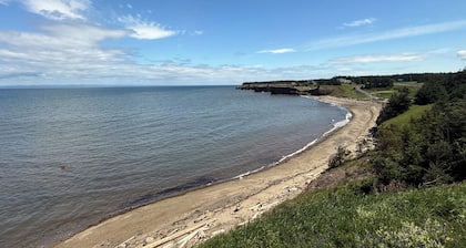 The 2 CC'S HIDEAWAY-Peaceful cabin situated directly on trail.