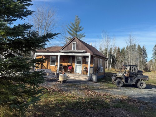 The 2 CC'S HIDEAWAY-Peaceful cabin situated directly on the snowmobile trail !