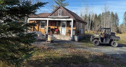 The 2 CC'S HIDEAWAY-Peaceful cabin situated directly on the snowmobile trail !