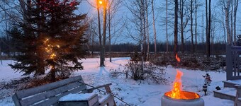 The 2 CC'S HIDEAWAY-Peaceful cabin situated directly on the snowmobile trail !