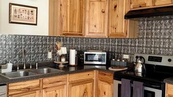 Four à micro-ondes, un four, surface de cuisson, lave-vaisselle