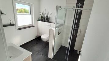 Dusche, Haartrockner, Handtücher, Seife