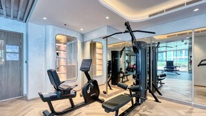 Una palestra moderna con attrezzature per esercizi, uno specchio e vista sull'esterno.