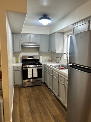 Oven, stovetop - Cozy  2-bedroom apartment in Los Angeles (Los Angeles)