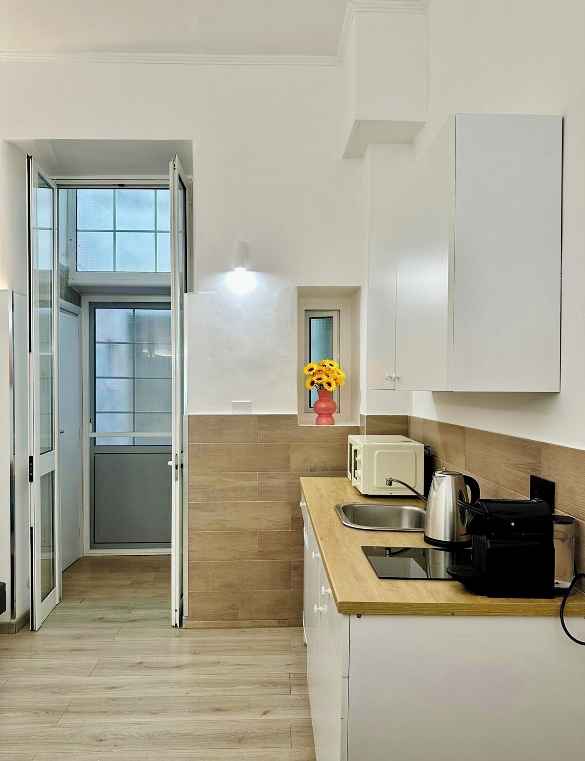 Microwave, stovetop, cookware/dishes/utensils