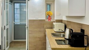 Una cocina moderna con encimera de madera, horno empotrado y un ventanal con vistas.