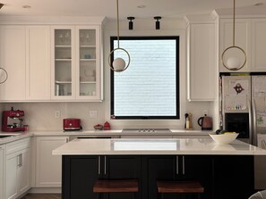 Mikrobølgeovn, ovn, kokeplater og oppvaskmaskin