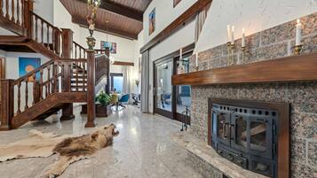 Traditional-Villa, eigener Pool, Hügelblick | Wohnzimmer