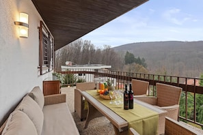 Traditional-Villa, eigener Pool, Hügelblick | Terrasse/Patio