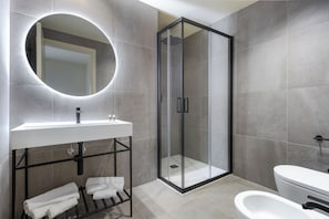 Standard Room | Bathroom | Shower, free toiletries, hair dryer, towels