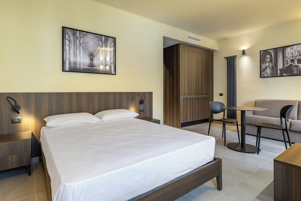 Deluxe Room | Minibar, in-room safe, desk, laptop workspace