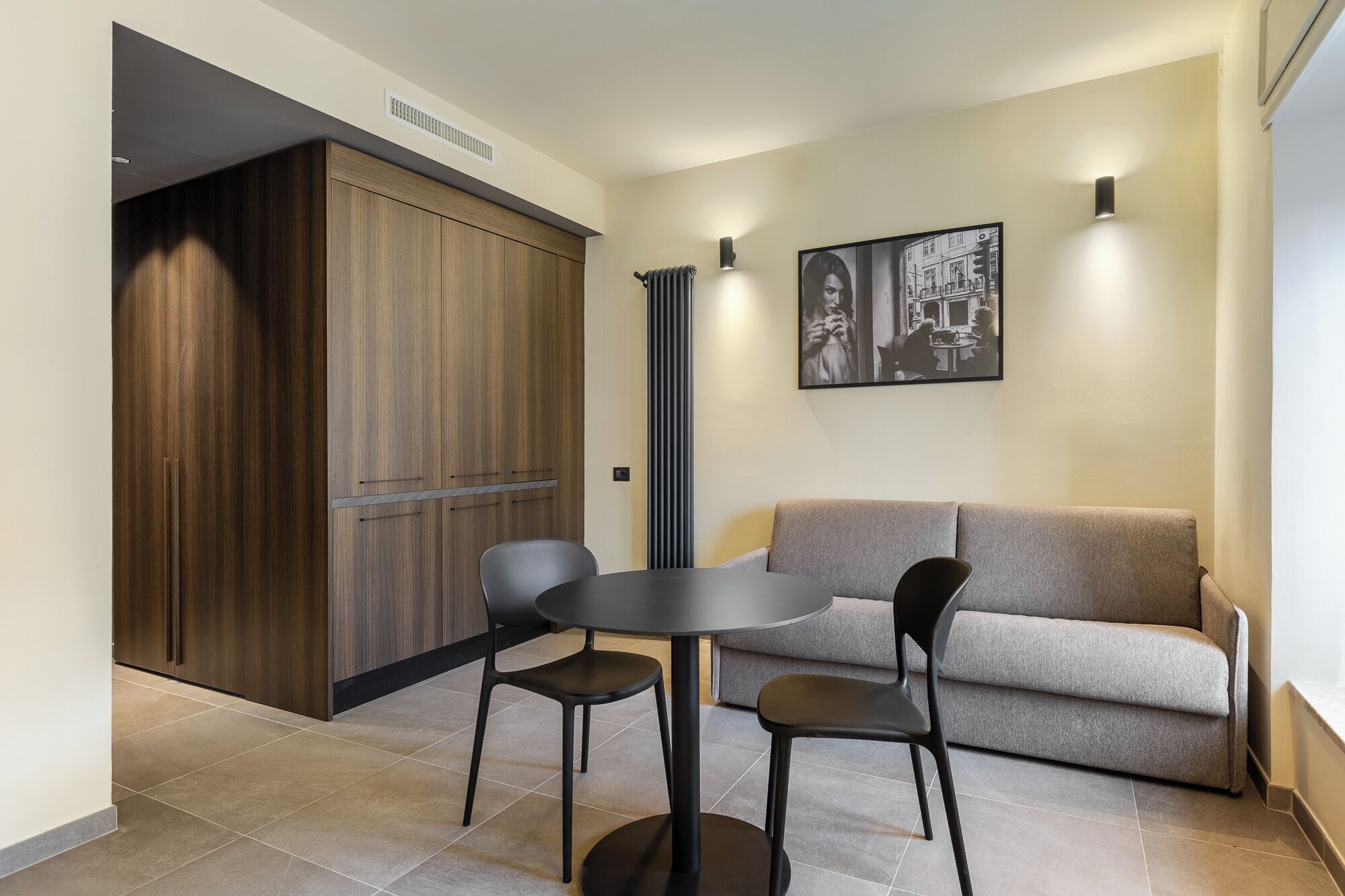 Deluxe-Zimmer | Wohnbereich | 40-Zoll-Smart-TV mit Digitalempfang, Netflix, Hulu