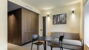 豪華客房 | 起居區 | 40-吋智慧型電視、數位頻道、Netflix、Hulu