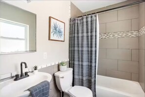 Secadora de cabello, toallas, jabón, papel de baño 