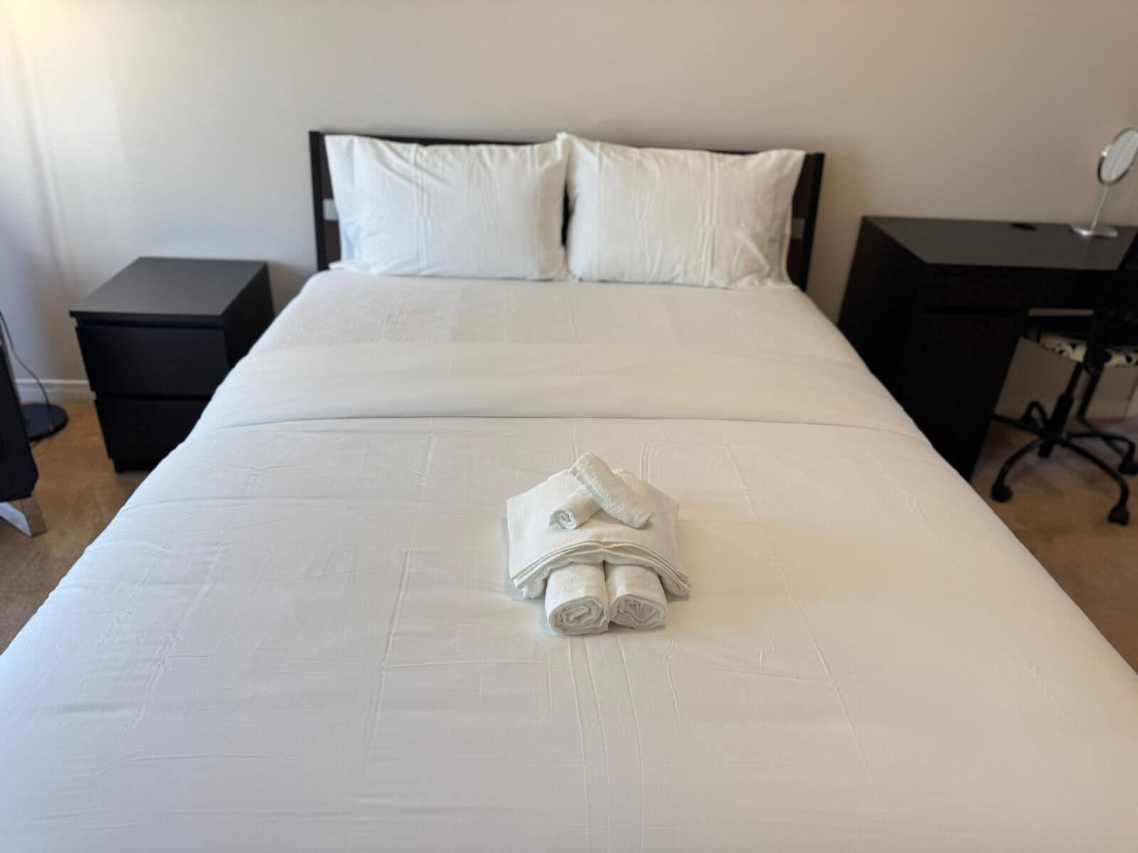 3 habitaciones, escritorio, tabla de planchar con plancha y wifi gratis 