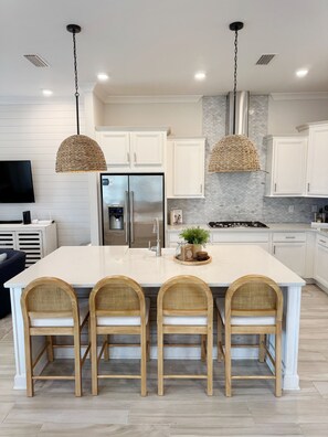 Mikrobølgeovn, ovn, kokeplater og oppvaskmaskin