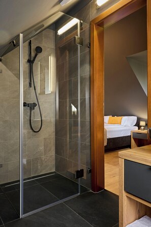 Estudio | Baño | Secador de pelo, toallas, jabón y papel higiénico