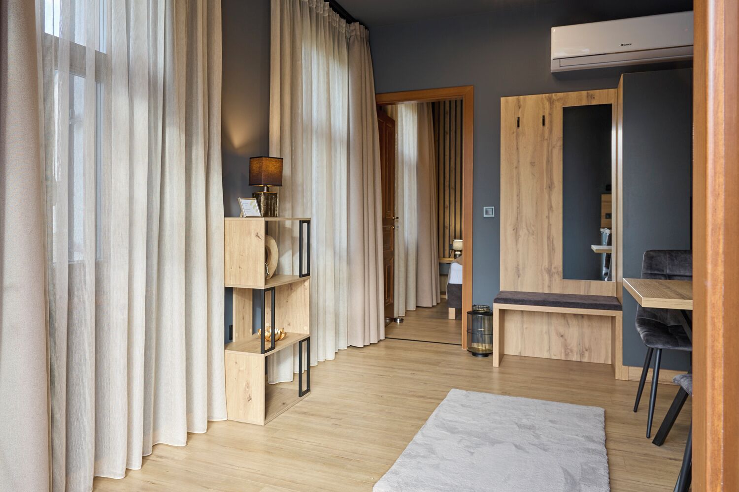 Comfort Apartment, 1 Bedroom | Langsir/tirai gelap terus, seterika/papan seterika, Wi-fi percuma 