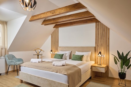 Deluxe Apartment | Blackout drapes, iron/ironing board, free WiFi