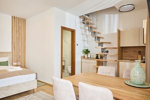 Apartamento Deluxe | Zona de estar | Smart TV de 108 cm con canales digitales