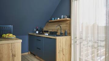 Studio | Private kitchenette | Microwave, stovetop, cookware/dishes/utensils