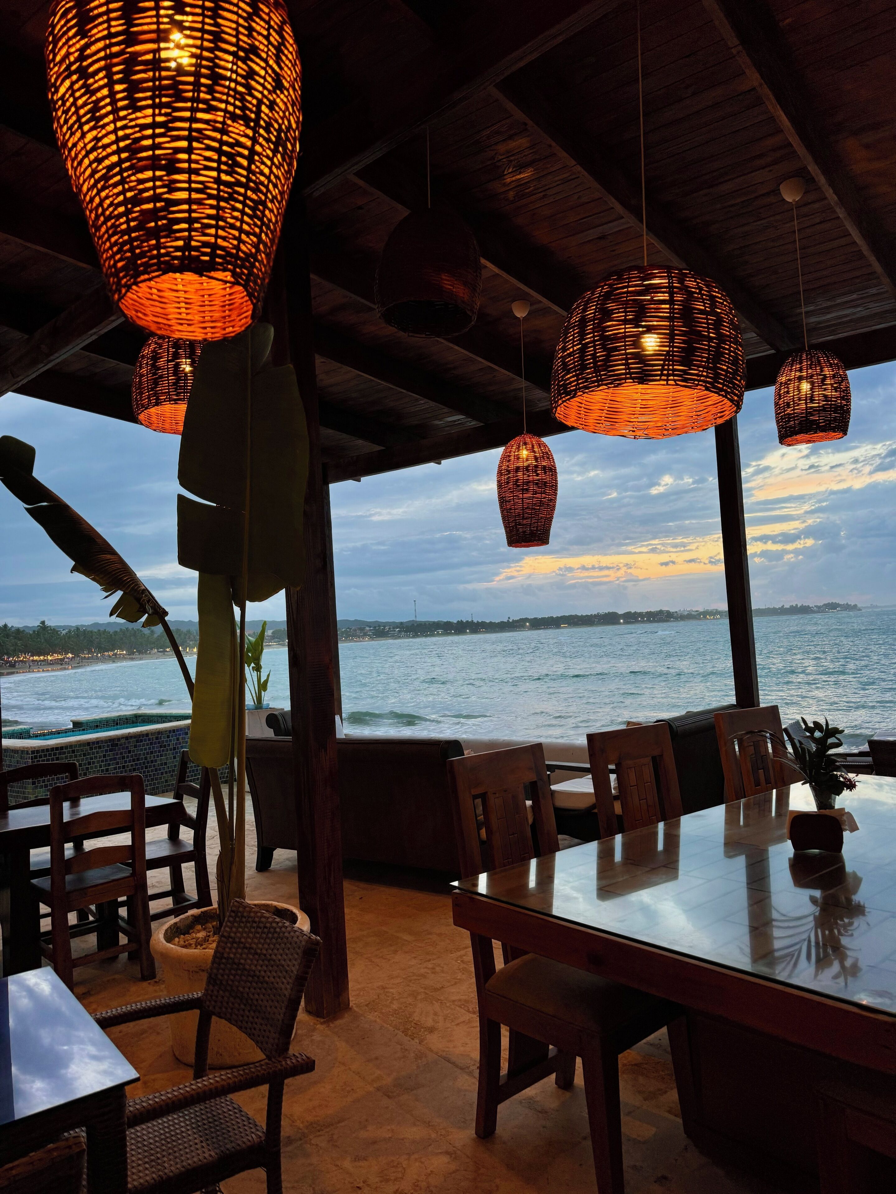 供應早餐、午餐和晚餐，海灘景觀