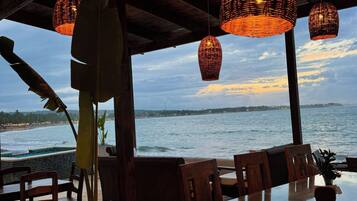 Serveert ontbijt, lunch, diner, strandzicht