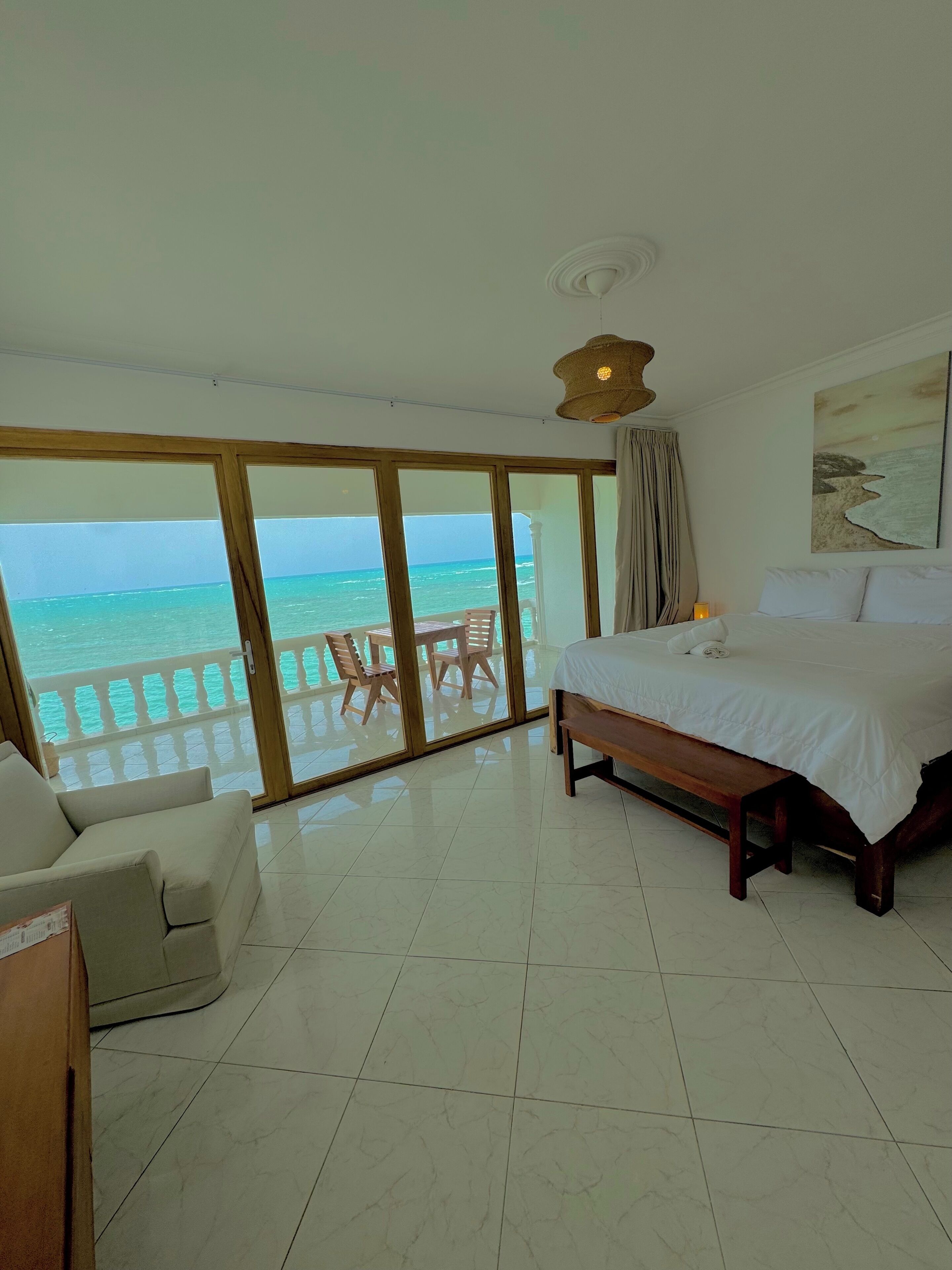 In-room safe, blackout drapes, free WiFi