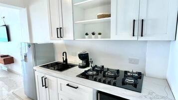 Studio, uitzicht op zee | Privékeuken | Een koelkast, een kookplaat, kookgerei, borden en bestek