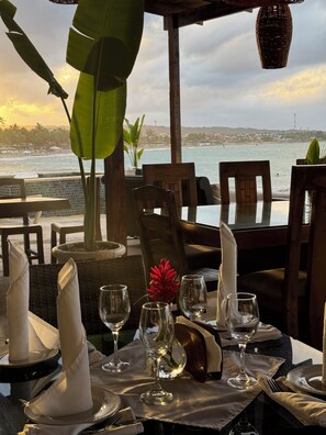 Frokost, lunsj og middag serveres, utsikt mot stranden