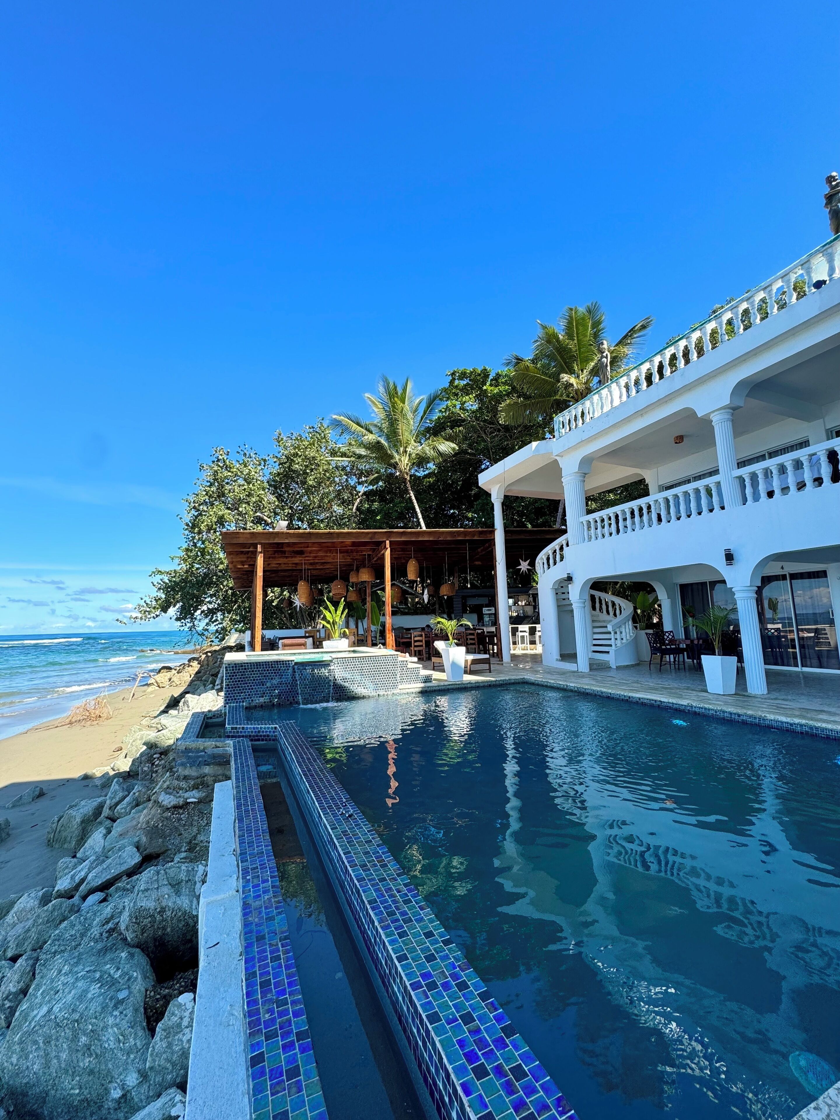 야외 수영장, 08:00 ~ 20:00 오픈, 일광욕 의자