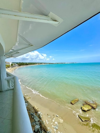 Vista del balcón. Ultra Infinity Hotel