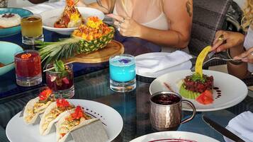 Phục vụ bữa sáng, bữa trưa, bữa tối, nhìn ra bãi biển