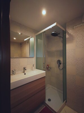 Dusche, Haartrockner, Bidet, Handtücher