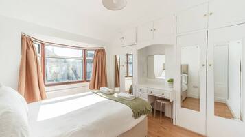 4 bedrooms, iron/ironing board, WiFi, bed sheets